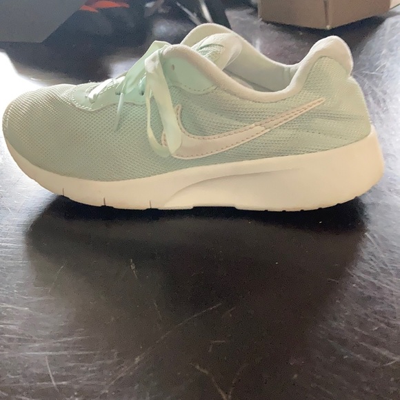 Nike - Picture 3 of 5